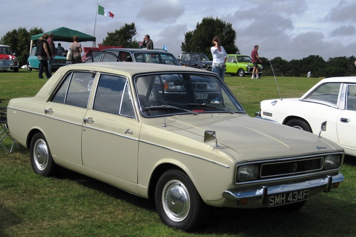 Hillman_Hunter_with_second_of_the_four_fronts_1725cc_first_registered_October_1967.JPG